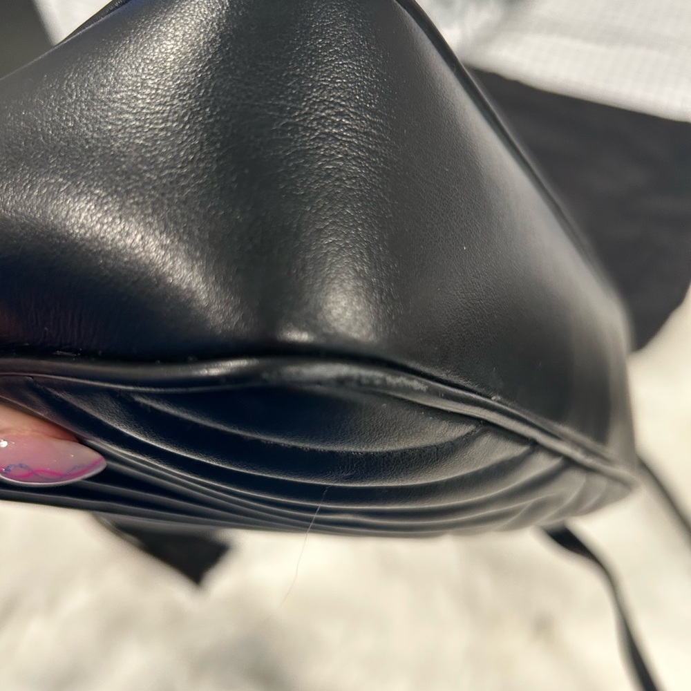 Saint Laurent leather camera bag in BLACK - Picture 4 of 10